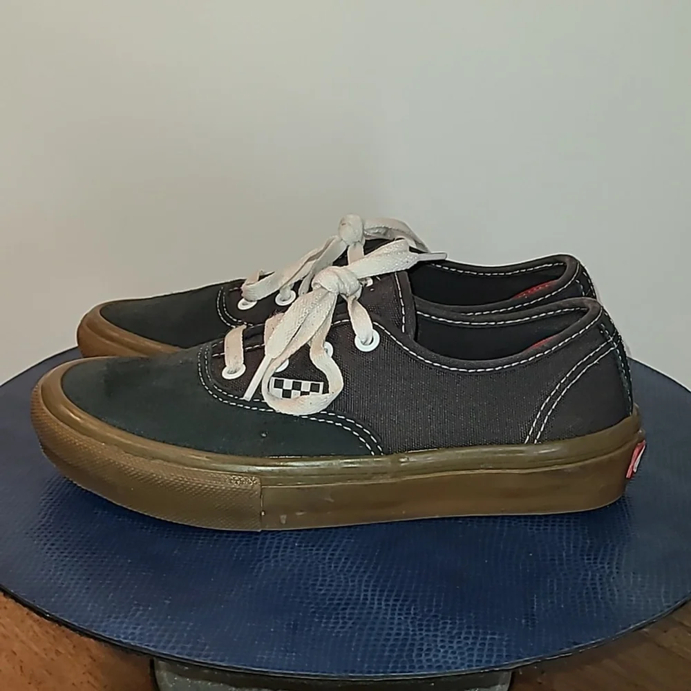 VANS Black Raven Gum Bottom Suede Women's Sneakers sz. 7. (#1559)